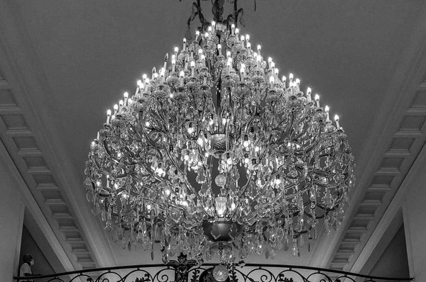 Comment choisir le lustre en cristal parfait pour sublimer votre décoration ?
